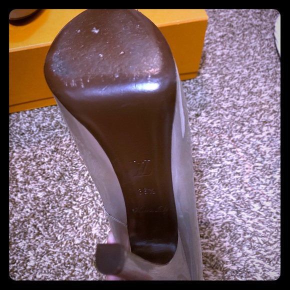 LOUIS VUITTON Peep Toe Pumps Nude Patent Leather - Picture 2 of 2